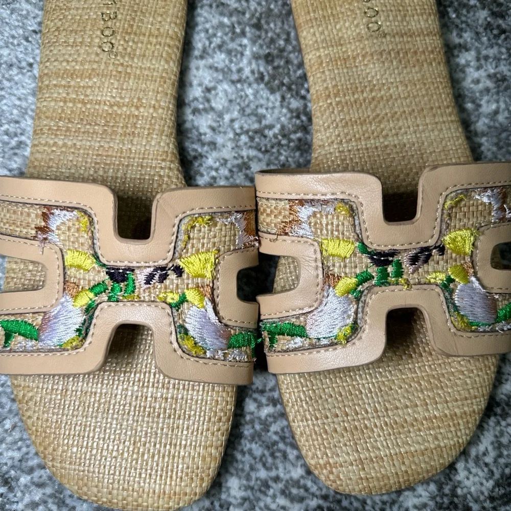 BAMBOO Tan Sandals with floral stitching - Picture 2 of 3